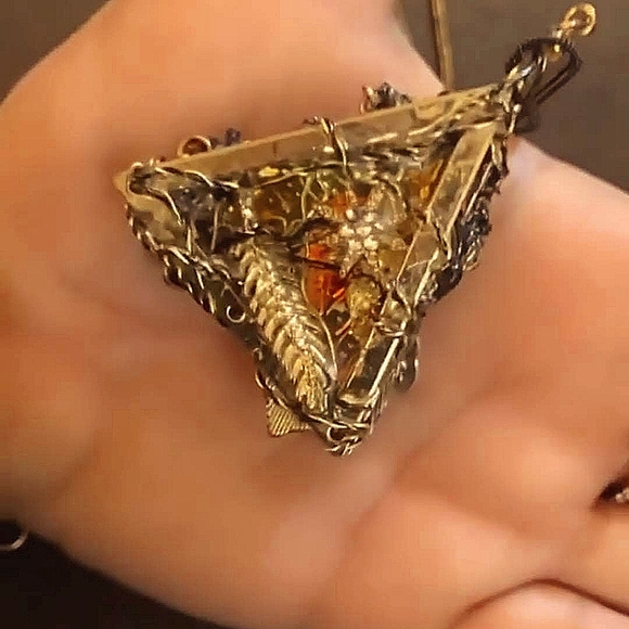 Bee Pendant - Picture 6 of 7